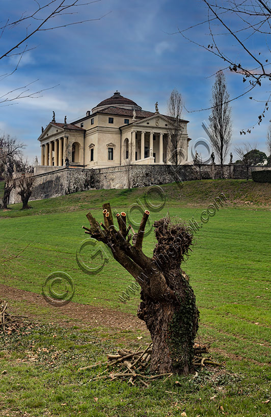 Veduta della Villa Almerico Capra detta La Rotonda, iniziata nel 1550 da Andrea Palladio per il canonico Paolo Almerico e ultimata da Vincenzo Scamozzi.