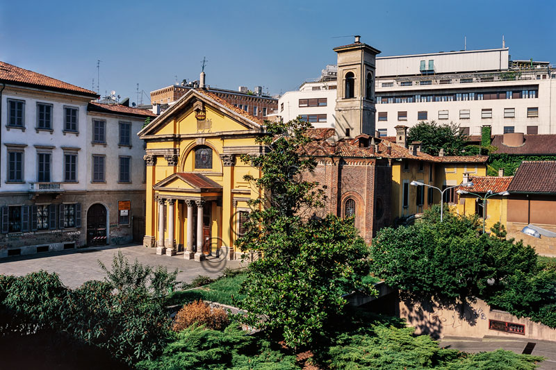 Veduta di Piazza Borromeo e della facciata della Chiesa di  S.Maria Podone.