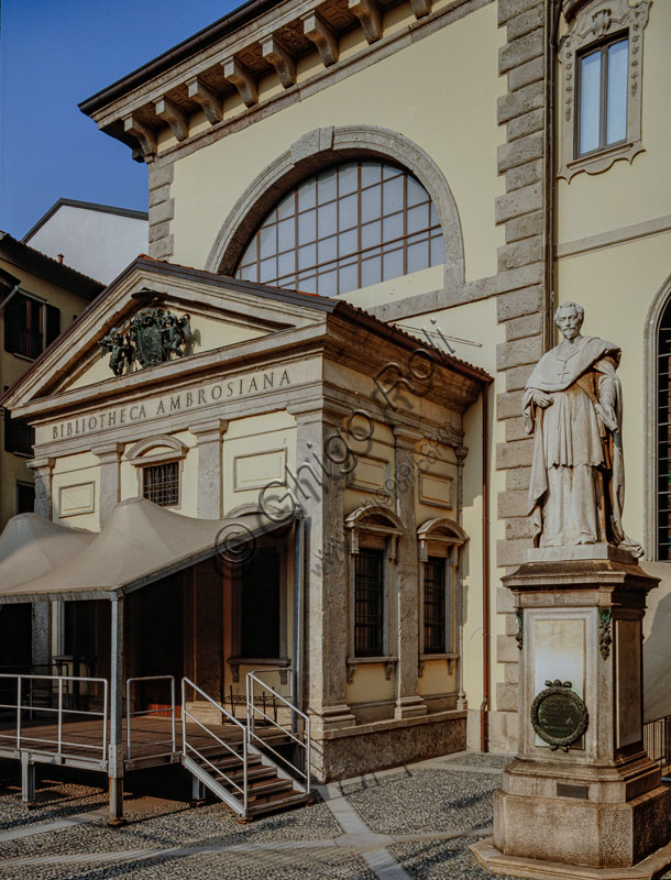 Veneranda Biblioteca Ambrosiana, fondata nel 1607, all'interno del Palazzo dell'Ambrosiana: la facciata e la statua del Cardinale Federico Borromeo di Costanzo Corti (XIX secolo).