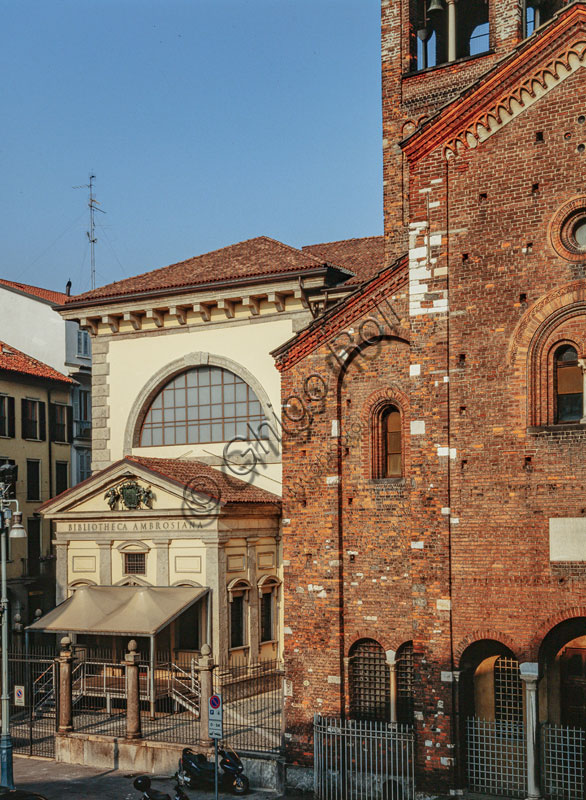 Veneranda Biblioteca Ambrosiana, fondata nel 1607 all'interno del Palazzo dell'Ambrosiana, e la Chiesa di S. Sepolcro.