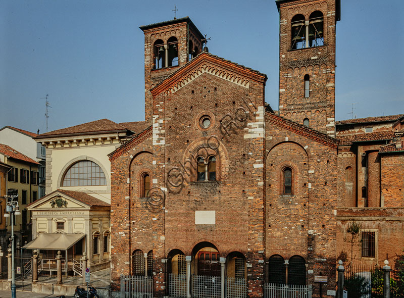 Veneranda Biblioteca Ambrosiana, fondata nel 1607 all'interno del Palazzo dell'Ambrosiana, e la Chiesa di S. Sepolcro.