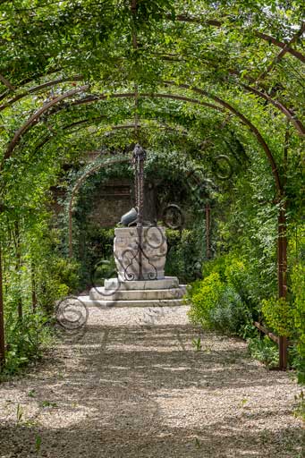 Ferrara, Palazzo Costabili o Palazzo di Ludovico il Moro, progettato da Biagio Rossetti (oggi sede del Museo Archeologico Nazionale o di Spina), giardino: particolare  con vera da pozzo e campana usata come secchio.