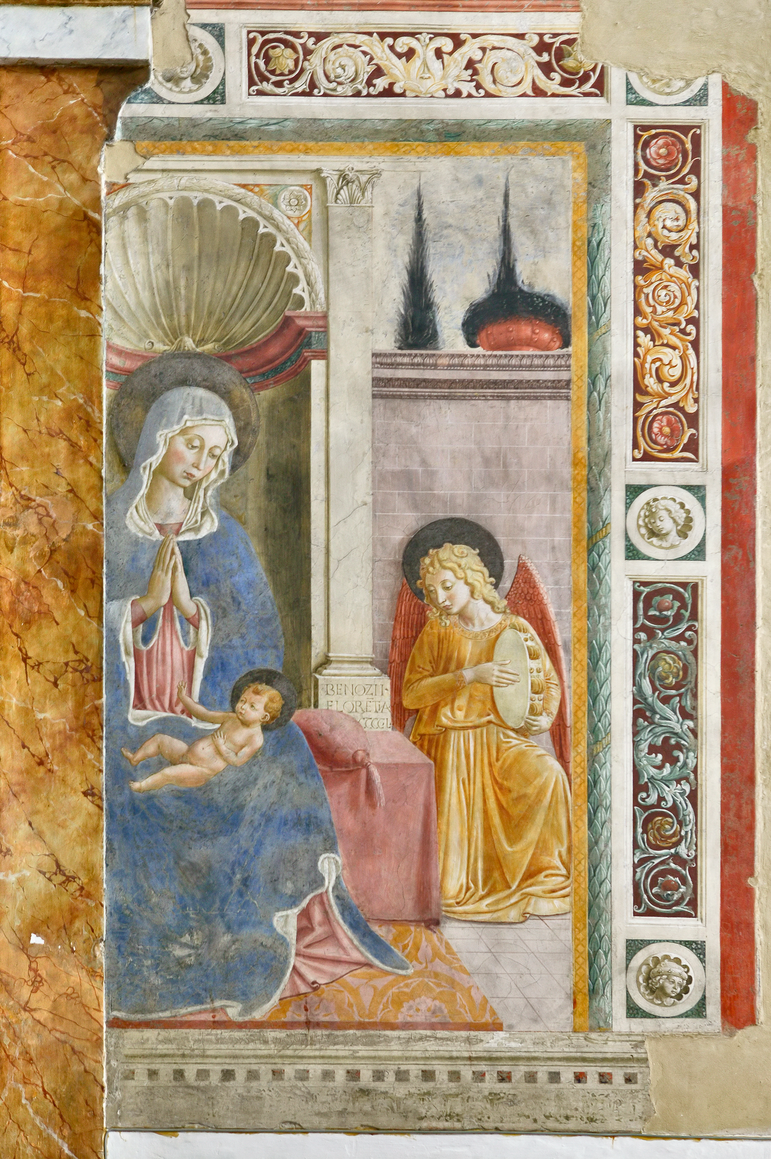 Montefalco, Chiesa di San Fortunato,  altare destro: "Vergine in adorazione del Bambino e Angelo Musicante", affresco di Benozzo Gozzoli (1450). 