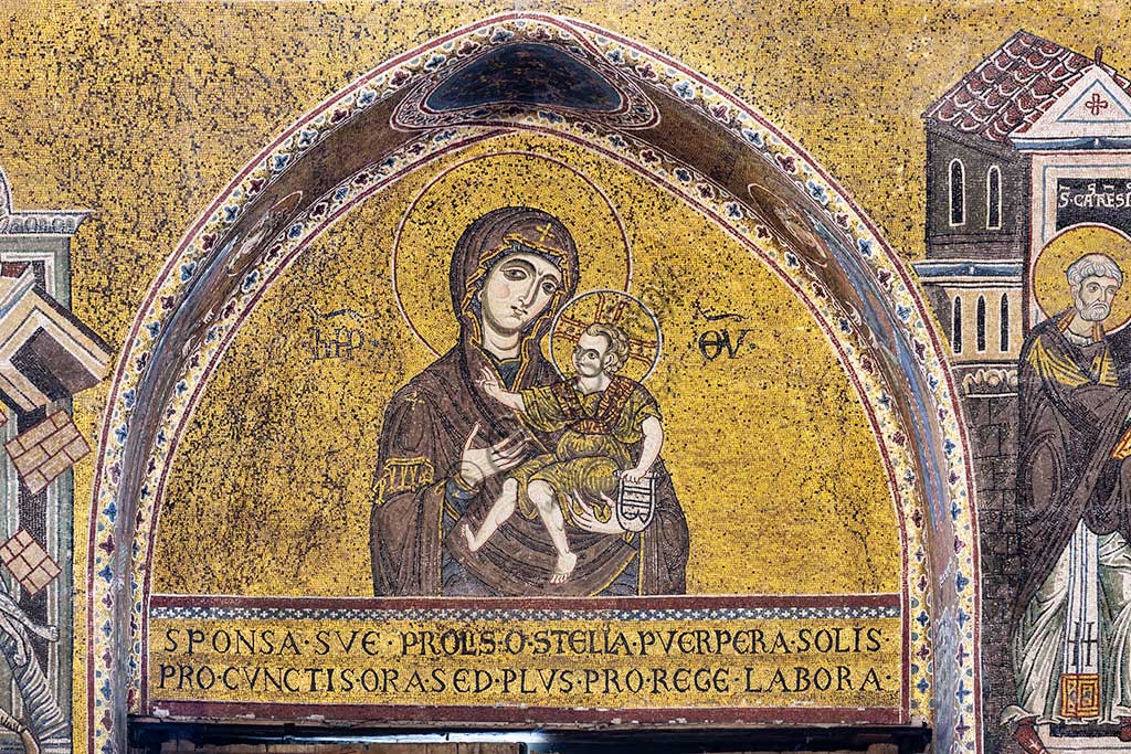 Monreale, Duomo: "La Vergine Odigitria (Madonna col Bambino)", mosaico bizantino, XII - XIII sec., sulla controfacciata.