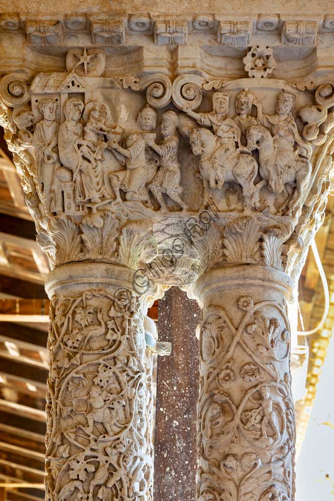 Monreale, Duomo, chiostro del monastero benedettino (XII secolo): capitello E 1, faccia Nord; "Viaggio e Adorazione dei Magi".