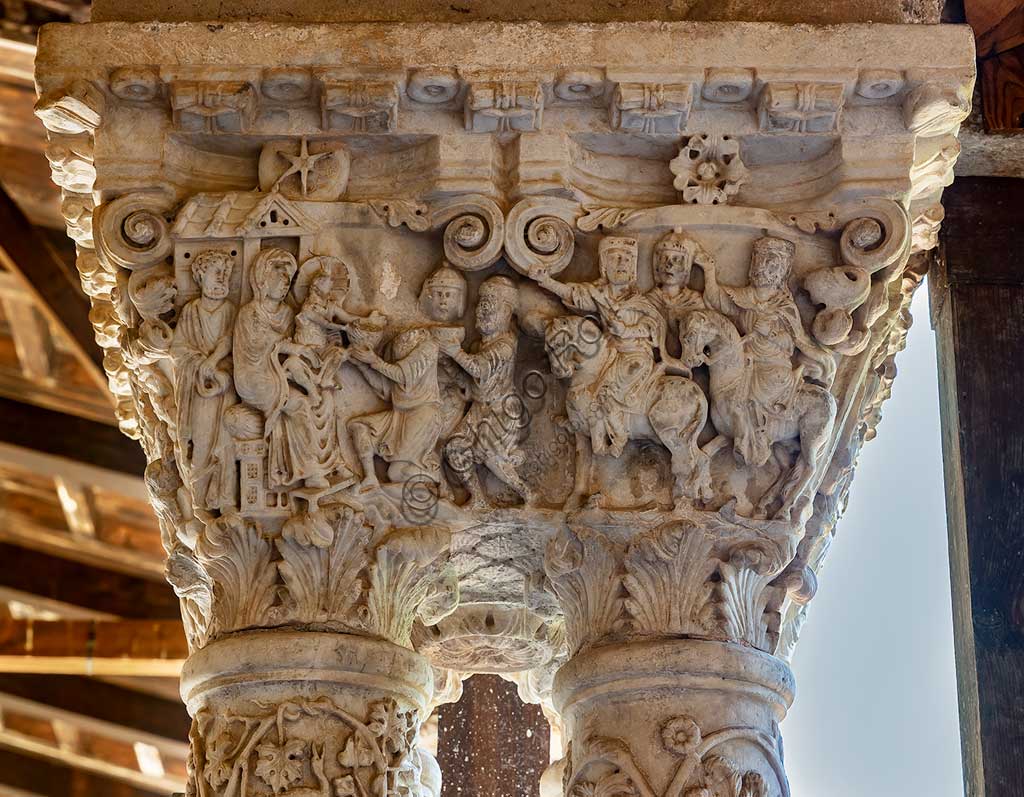 Monreale, Duomo, chiostro del monastero benedettino (XII secolo): capitello E 1, faccia Nord; "Viaggio e Adorazione dei Magi".