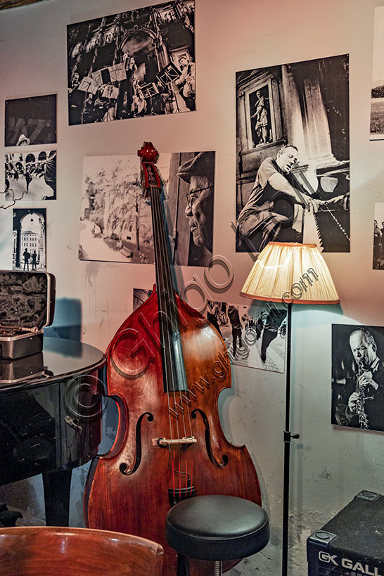 Vicenza, Bar Borsa: interior of the live jazz music bar.