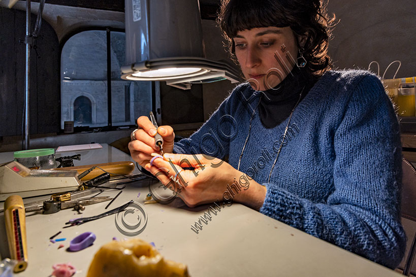 Vicenza, Bottega orafa Daniela Vettori: Margherita Galla in laboratorio al lavoro su un anello.