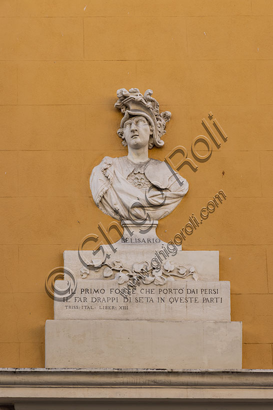 Vicenza, Casa Gastaldi in Contrà Porta S. Lucia: il busto del più famoso setaiolo vicentino il Franceschini, ritratto nelle vesti del generale Belisario con al di sotto alcuni versi dell’ “Italia liberata dai Goti” di G.Giorgio Trissino che salutano in Belisario colui che per primo portò l’arte della seta in Occidente dalla Persia. 