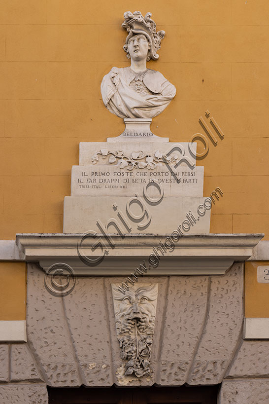 Vicenza, Gastaldi House in Contrà Porta S. Lucia: the bust of the most famous silkmaker from Vicenza, Franceschini, portrayed in the guise of General Belisario. Underneath there are some lines of "Italy liberated from the Goths" by G.Giorgio Trissino who greet in Belisario he who first brought the art of silk to the West from Persia.