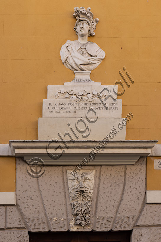 Vicenza, Casa Gastaldi in Contrà Porta S. Lucia: il busto del più famoso setaiolo vicentino il Franceschini, ritratto nelle vesti del generale Belisario con al di sotto alcuni versi dell’ “Italia liberata dai Goti” di G.Giorgio Trissino che salutano in Belisario colui che per primo portò l’arte della seta in Occidente dalla Persia. 