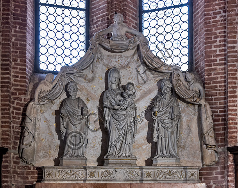 Vicenza, St. Lawrence, Chapel of the Madonna: “Madonna and Child between Saints Peter and Paul”, sculptures by Antonino da Venezia, dominated by a marble canopy supported by three angels.