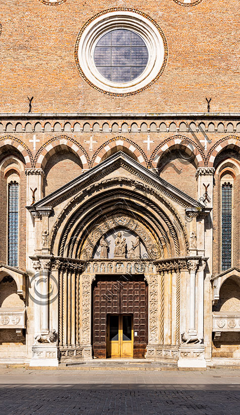 Vicenza, Chiesa di San Lorenzo, facciata: il portale.