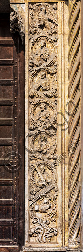 Vicenza, Chiesa di San Lorenzo, facciata: lo stipite destro del portale. 