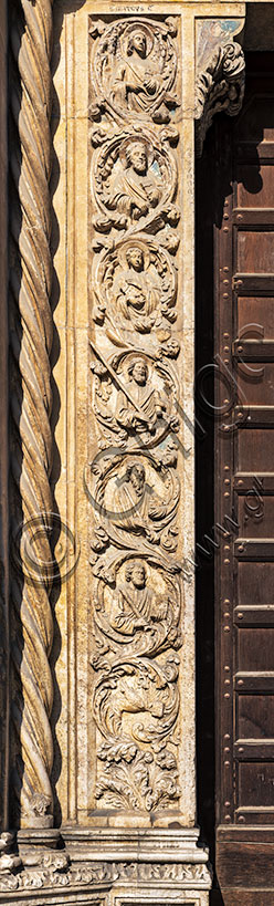 Vicenza, Chiesa di San Lorenzo, facciata: lo stipite sinistro del portale. 