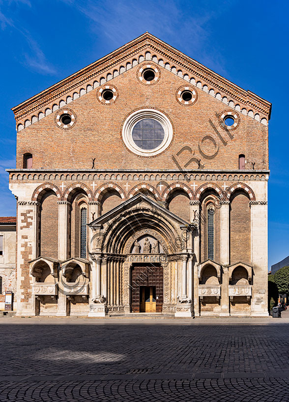 Vicenza, St. Lawrence Church: the facade.