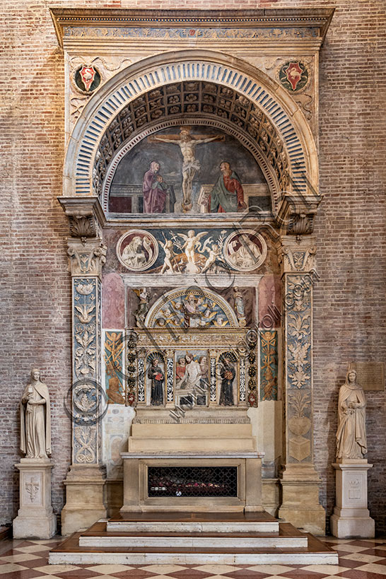 Vicenza, Chiesa di San Lorenzo, transetto destro: “Altare Poiana” (1400). Comparto superiore formato dal fastigio e dalla “Crocifissione” di Bartolomeo Montagna (fine 1500). Comparto inferiore: “Cristo sorretto da S. Francesco e S. Bernardino da Siena”.  Ai lati statue di Santa Chiara e S. Elisabetta di Ungheria.