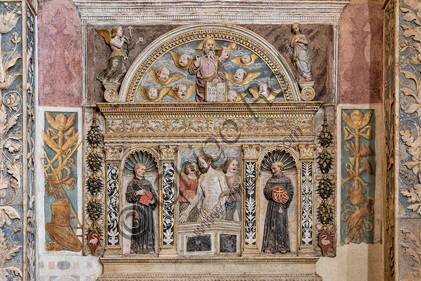 Vicenza, St. Lawrence, right transept: “The Poiana Altar ”(1400). Upper section formed by the pediment and the “Crucifixion" by Bartolomeo Montagna (late 1500s). Lower compartment: "Christ held by St Francis and St. Bernardino of Siena". 