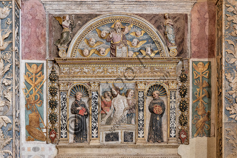 Vicenza, Chiesa di San Lorenzo, transetto destro: “Altare Poiana” (1400). Comparto superiore formato dal fastigio e dalla “Crocifissione” di Bartolomeo Montagna (fine 1500). Comparto inferiore: “Cristo sorretto da S. Francesco e S. Bernardino da Siena”. 