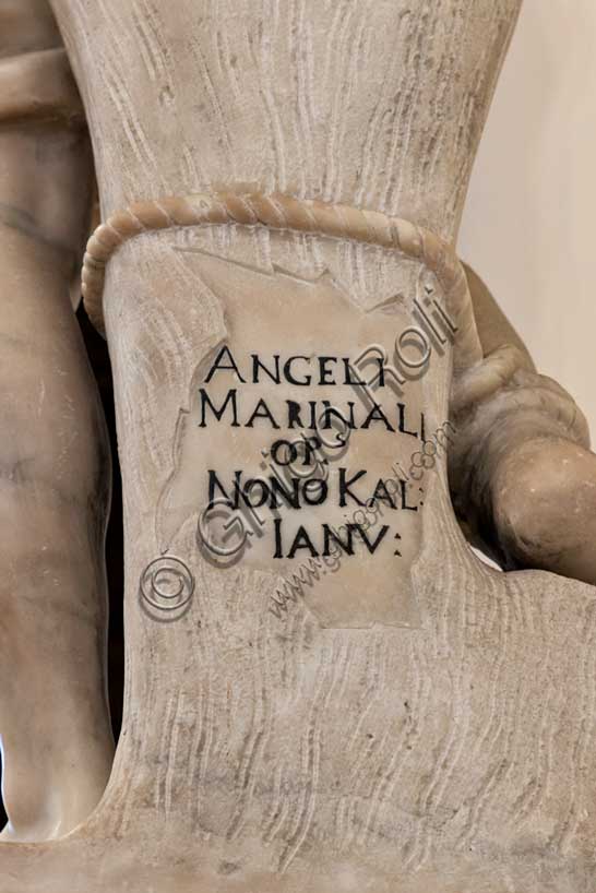 Vicenza, Chiesa di Santa Corona: firma di Angelo Marinali, artista che ha realizzato le sculture dell’altare maggiore.