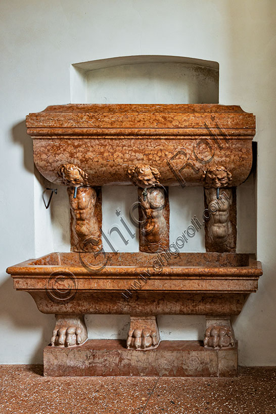 Vicenza, Chiesa di Santa Corona: il lavabo dell’antico refettorio in marmo rosso di Verona (rosso ammonitico).