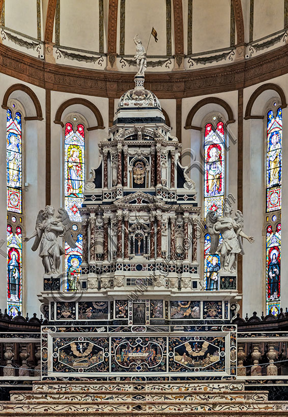Vicenza, Chiesa di Santa Corona: l’altare maggiore (1669), provvisto di due mense, sormontate da grandioso tabernacolo marmoreo. Le tarsie in marmo e con commesso di pietre dure e pietre preziose sono opera del fiorentino Francesco Antonio Corbarelli (1670).