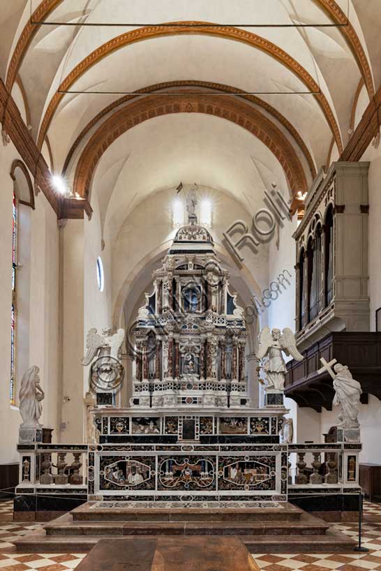 Vicenza,  Church of St. Corona: the main altar (1669), equipped with two tables, surmounted by a grandiose marble tabernacle. The precious marble and precious stones inlays of the sumptuous ensemble are the work of the Florentine Francesco Antonio Corbarelli (1670).
