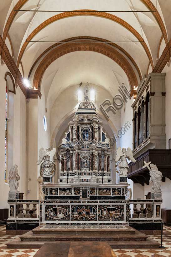 Vicenza, Chiesa di Santa Corona: l’altare maggiore (1669), provvisto di due mense, sormontate da grandioso tabernacolo marmoreo. Le preziose tarsie in marmo e con commesso di pietre dure e pietre preziose sono opera del fiorentino Francesco Antonio Corbarelli (1670).