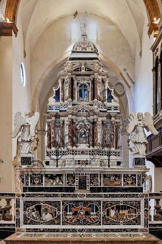 Vicenza,  Church of St. Corona: the main altar (1669), equipped with two tables, surmounted by a grandiose marble tabernacle. The precious marble and precious stones inlays of the sumptuous ensemble are the work of the Florentine Francesco Antonio Corbarelli (1670).