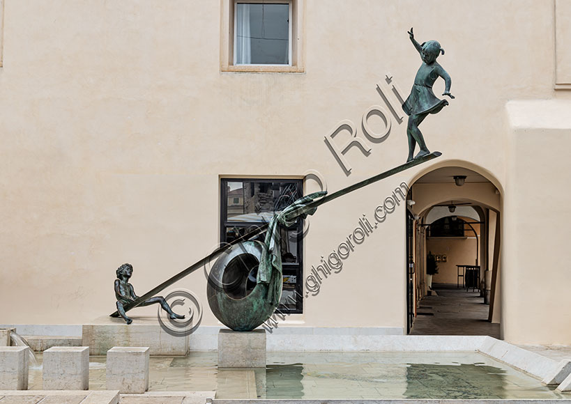 Vicenza: "Children's Fountain" or "Swing”, sculpture by Nereo Quagliato, 1984,  incontrà Garibaldi, known as Piazza delle Poste.
