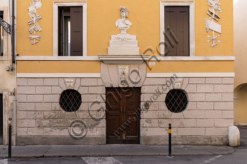 Vicenza: la facciata di Casa Gastaldi in Contrà Porta S. Lucia. Al centro il busto del più famoso setaiolo vicentino il Franceschini, ritratto nelle vesti del generale Belisario con al di sotto alcuni versi dell’ “Italia liberata dai Goti” di G.Giorgio Trissino che salutano in Belisario colui che per primo portò l’arte della seta in Occidente dalla Persia. 