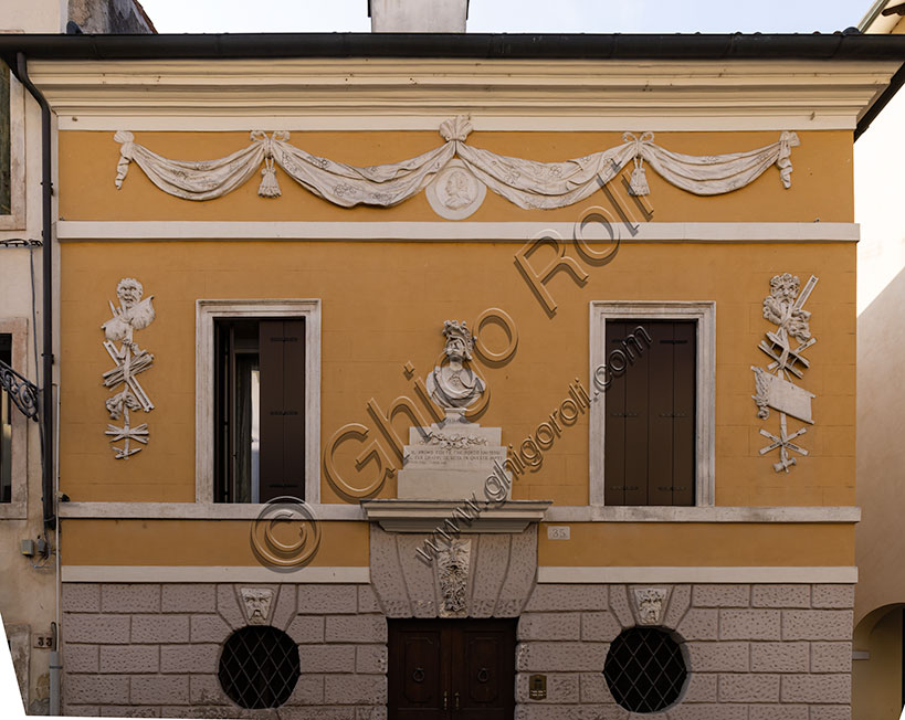 Vicenza: the facade of Gastaldi House in Contrà Porta S. Lucia. At the centre, the bust of the most famous silkmaker from Vicenza, Franceschini, portrayed in the guise of General Belisario. Underneath there are some lines of "Italy liberated from the Goths" by G.Giorgio Trissino who greet in Belisario he who first brought the art of silk to the West from Persia.