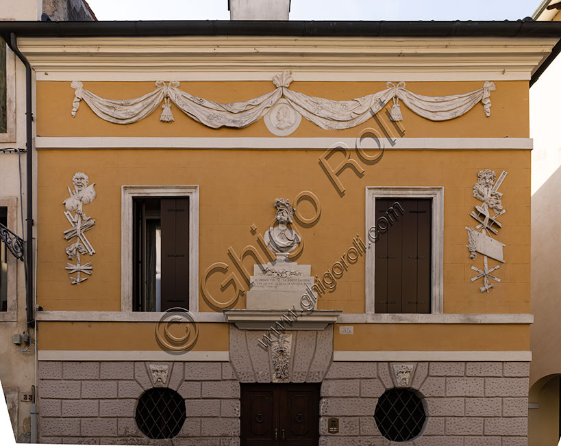 Vicenza: la facciata di Casa Gastaldi in Contrà Porta S. Lucia. Al centro il busto del più famoso setaiolo vicentino il Franceschini, ritratto nelle vesti del generale Belisario con al di sotto alcuni versi dell’ “Italia liberata dai Goti” di G.Giorgio Trissino che salutano in Belisario colui che per primo portò l’arte della seta in Occidente dalla Persia. 