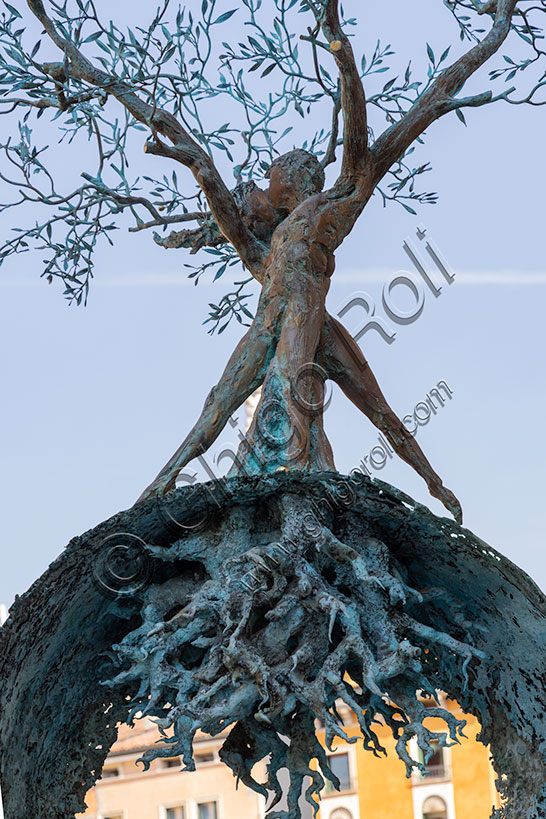 Vicenza:  la scultura “Le nostre radici, il Futuro”, di Andrea Roggi, bronzo, 2020. Particolare.