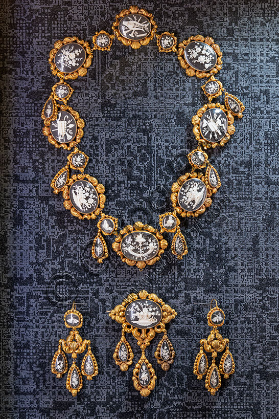 Vicenza, Museo del Gioiello: parure collana e orecchini, Torino, 1800, in oro giallo, legno e avorio.