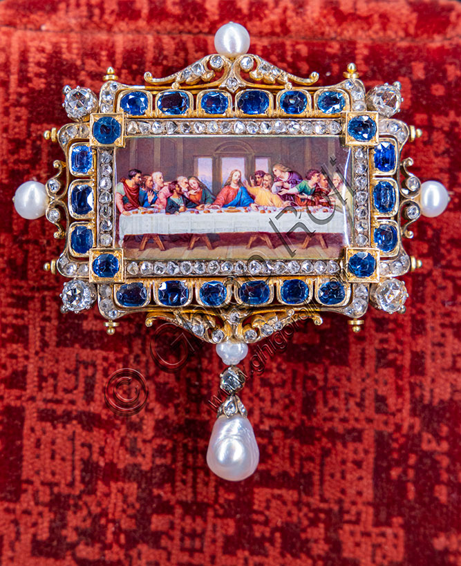 Vicenza, Museo del Gioiello, Sala Icone: spilla ispirata all’Ultima Cena di Leonardo da Vinci, terzo decennio XIX secolo; miniatura in smalto, oro, perle, zaffiri, diamanti.