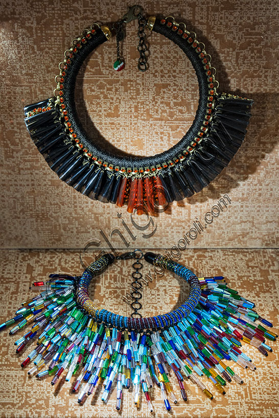 Vicenza, Museo del Gioiello,  sala Moda: in alto, chocker semirigido,di  Sveva Camurati;  2016; pvc plissettato a mano e montato su catena in ottone, strass Swarovski, catena in alluminio. Sotto, collana di Sharra Pagano, della collezione Fireworks Collection, 2018; vetro e cristallo.