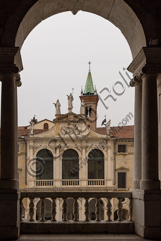 Vicenza, Piazza dei Signori: la loggia al primo piano  della Basilica Palladiana. Sullo sfondo, il Palazzo del Monte di Pietà - Chiesa di San Vincenzo. 