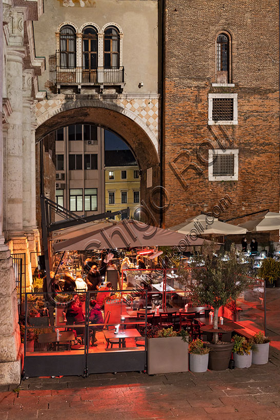 Vicenza, Piazza delle Erbe: veduta serale dei tavolini di bar e ristoranti.