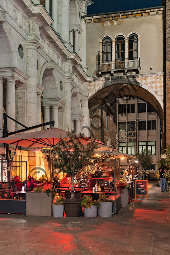Vicenza, Piazza delle Erbe: veduta serale dei tavolini di bar e ristoranti.