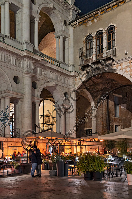 Vicenza, Piazza delle Erbe: veduta serale dei tavolini di bar e ristoranti.