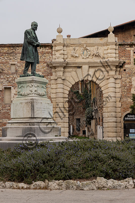 Vicenza, piazza Matteotti: il monumento dedicato a Fedele Lampertico, economista, scrittore e politico italiano. Sullo sfondo, l’ingresso al Teatro Olimpico.