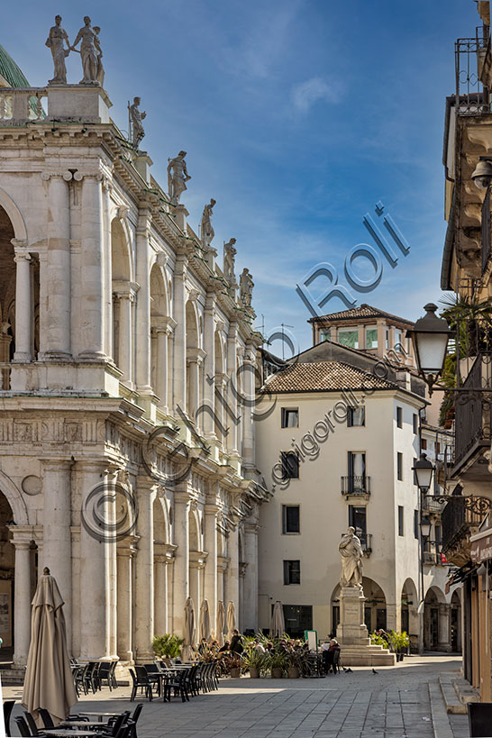 Vicenza, piazzetta Andrea Palladio: tavolini di bar all’aperto e la statua dedicata ad Andrea Palladio. Sulla sinistra, uno scorcio della Basilica Palladiana. 