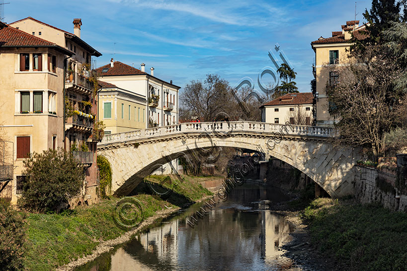 Vicenza: Ponte San Michele.  Su modello veneziano, il ponte fu costruito dove s'incontrano i due fiumi che attraversano Vicenza: il Bacchiglione e il Retrone. 