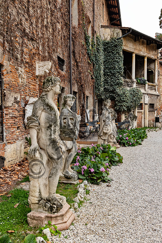 Vicenza: scorcio del cortile del Teatro Olimpico con alcune statue.