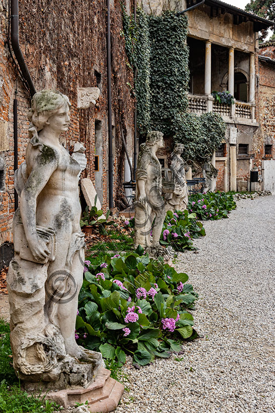 Vicenza: scorcio del cortile del Teatro Olimpico con alcune statue.