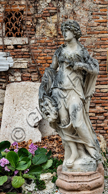 Vicenza: partial view of the courtyard of the Olympic Theatre with a statue.