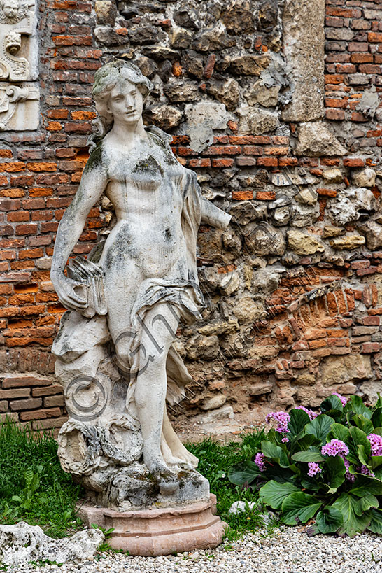 Vicenza: partial view of the courtyard of the Olympic Theatre with a statue.