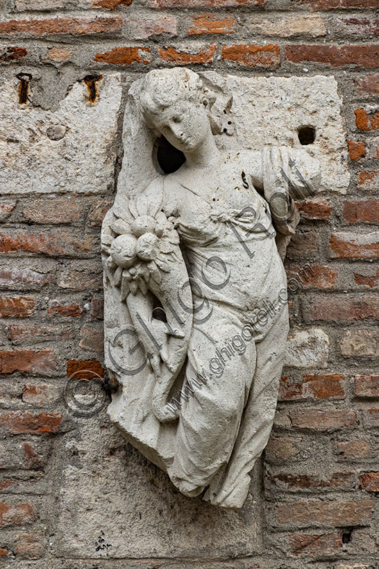 Vicenza: scorcio del cortile del Teatro Olimpico con una statua.