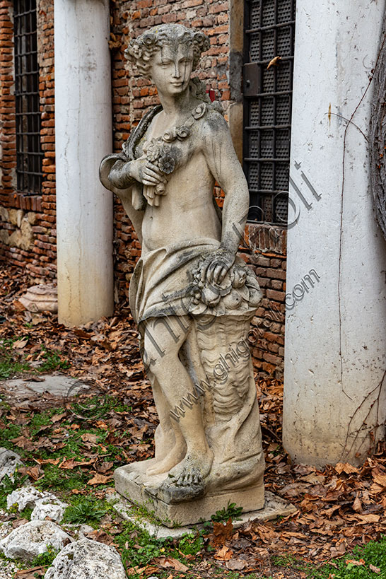 Vicenza: scorcio del cortile del Teatro Olimpico con una statua.